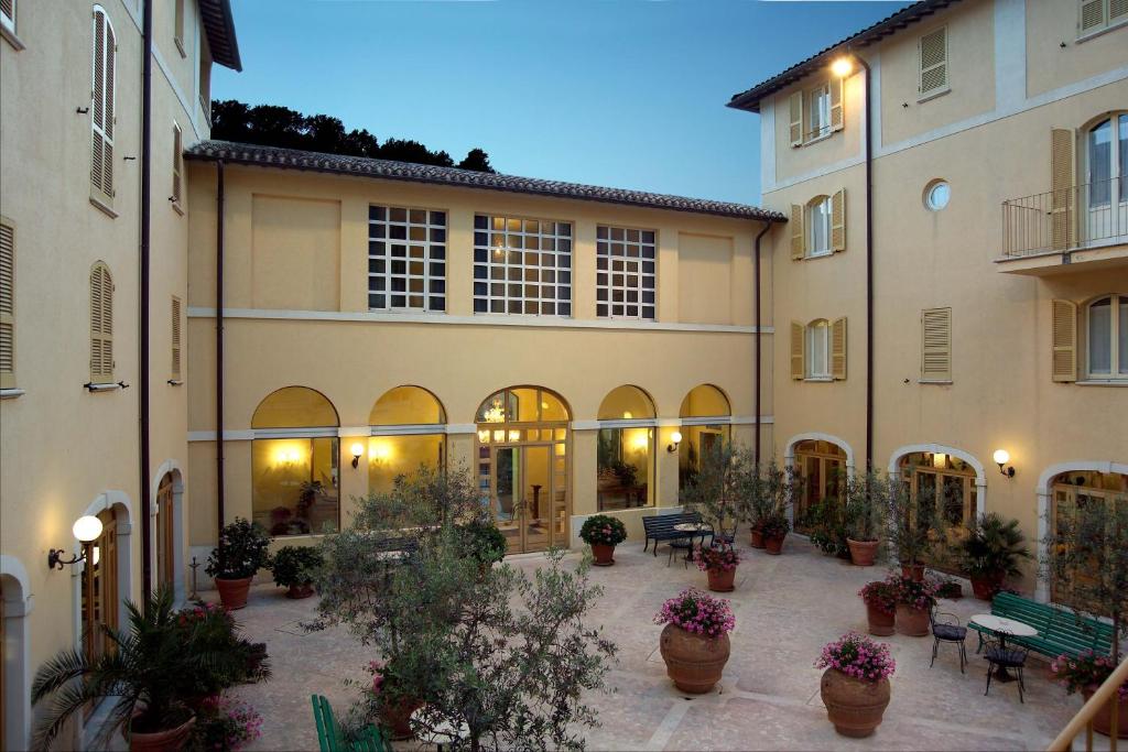 hotels with balcony in Umbria