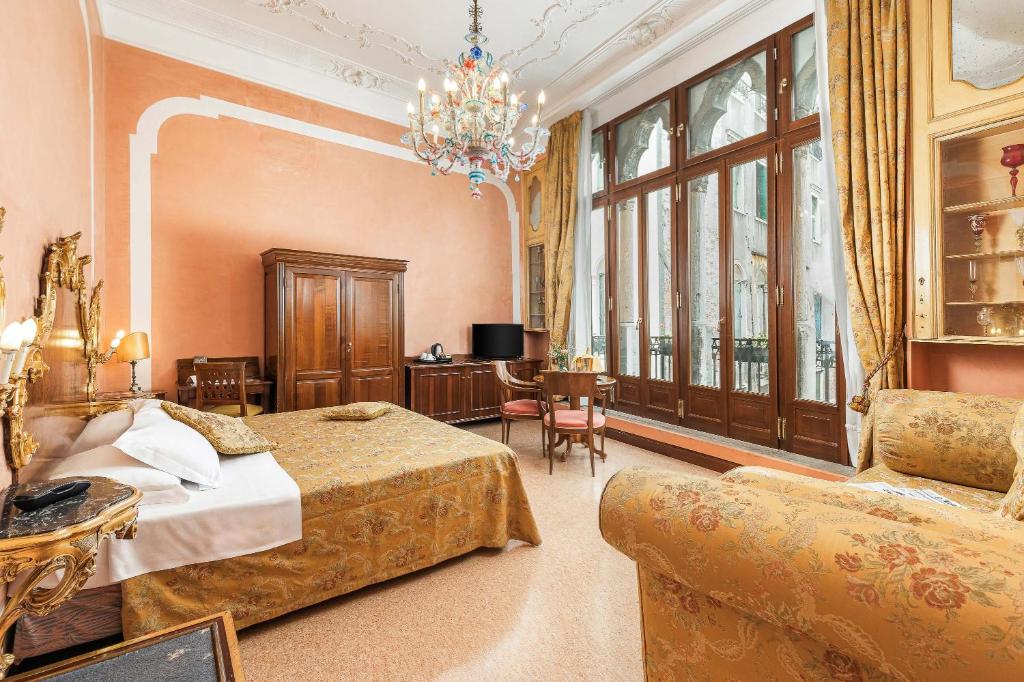 hotels with balcony in Venice Gallerie Dellaccademia