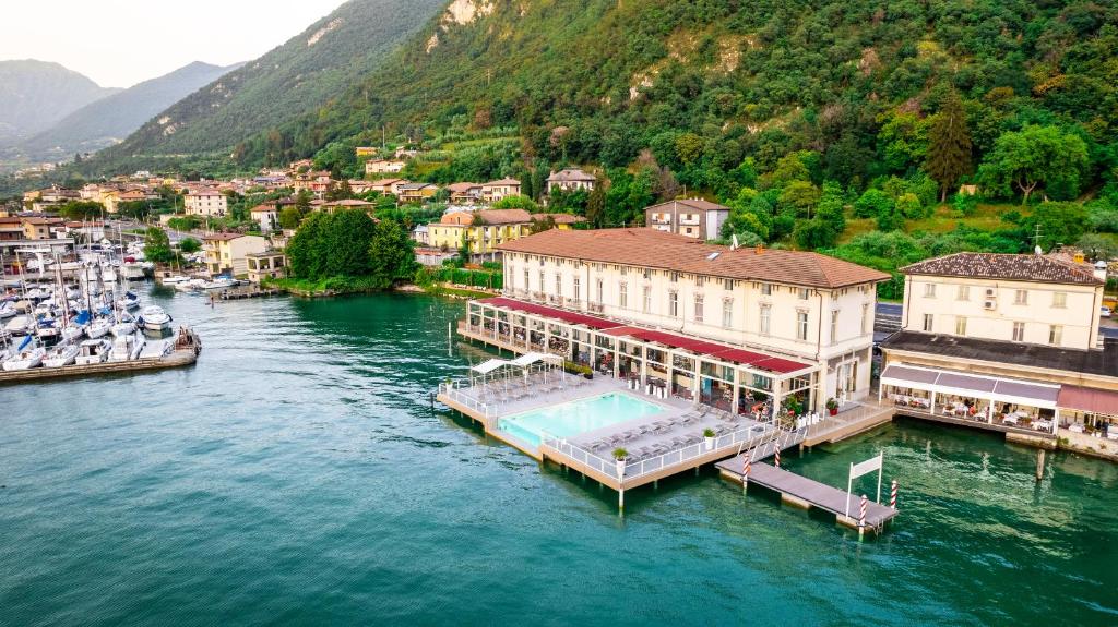 hotels with balcony in Lake Iseo