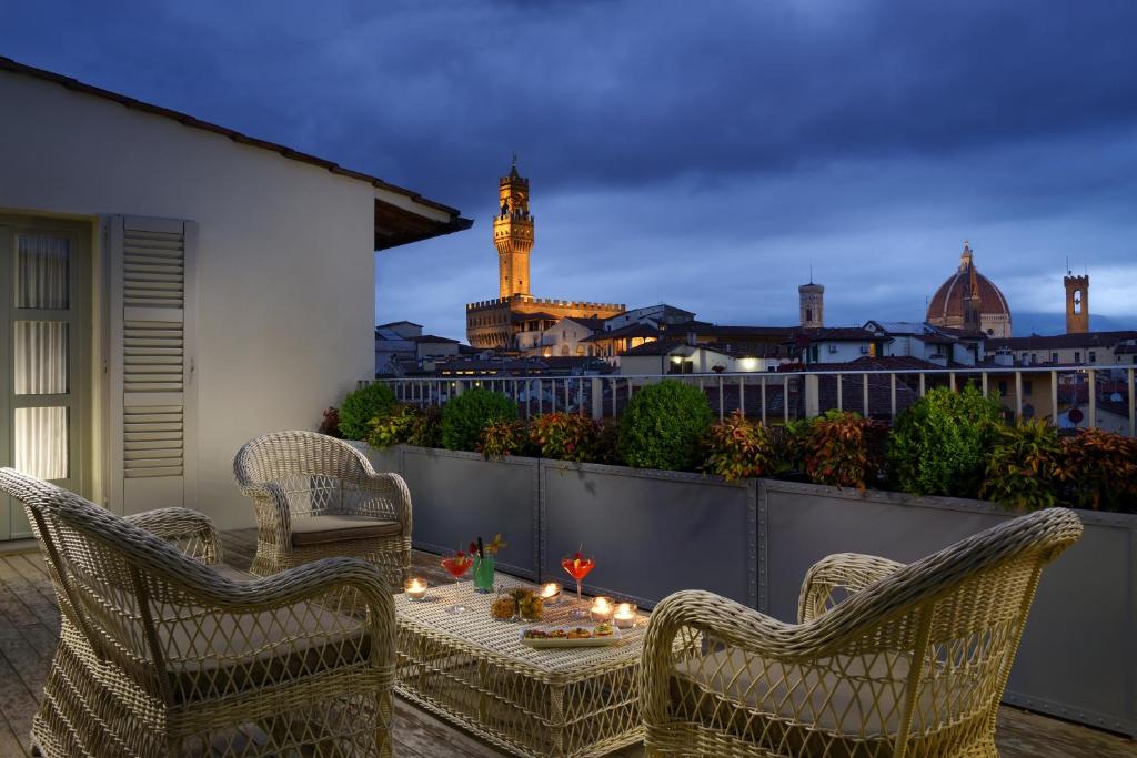 hotels with balcony in Florence Piazza Della Signoria