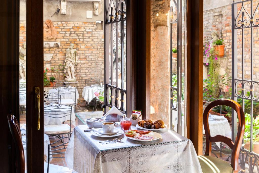 hotels with balcony in Venice San Polo