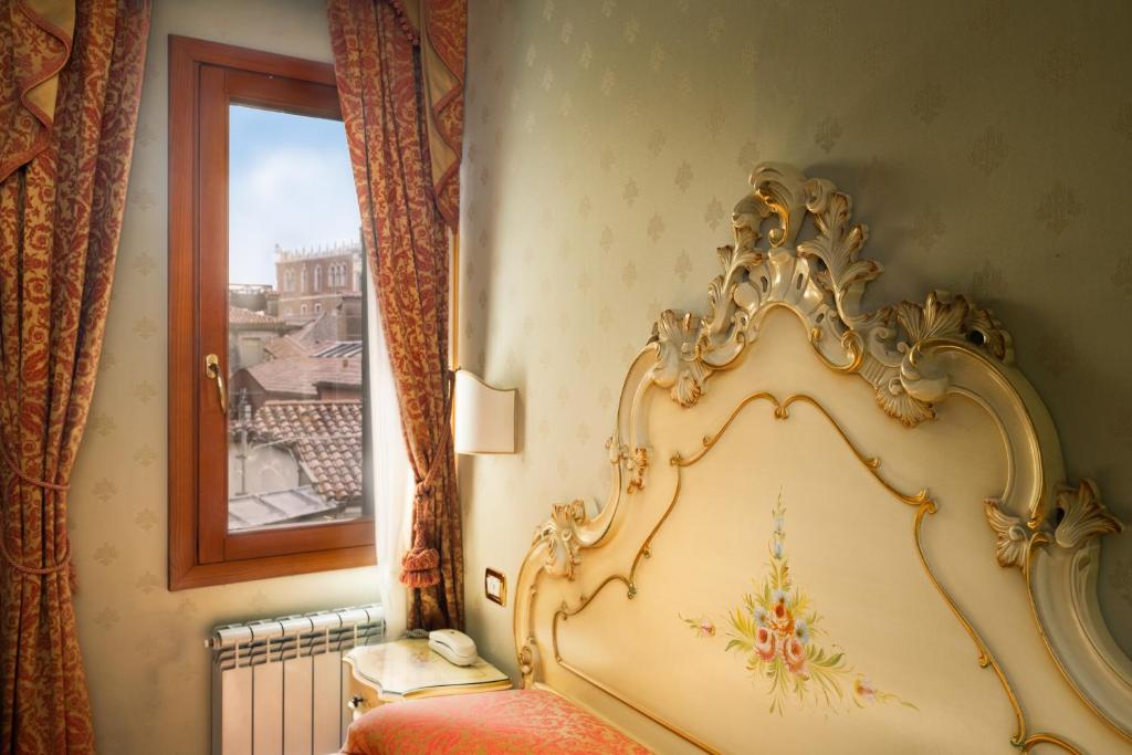 hotels with balcony in Venice Doges Palace