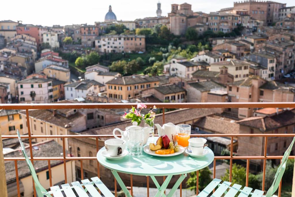 hotels with balcony in Siena Gaia Fountain