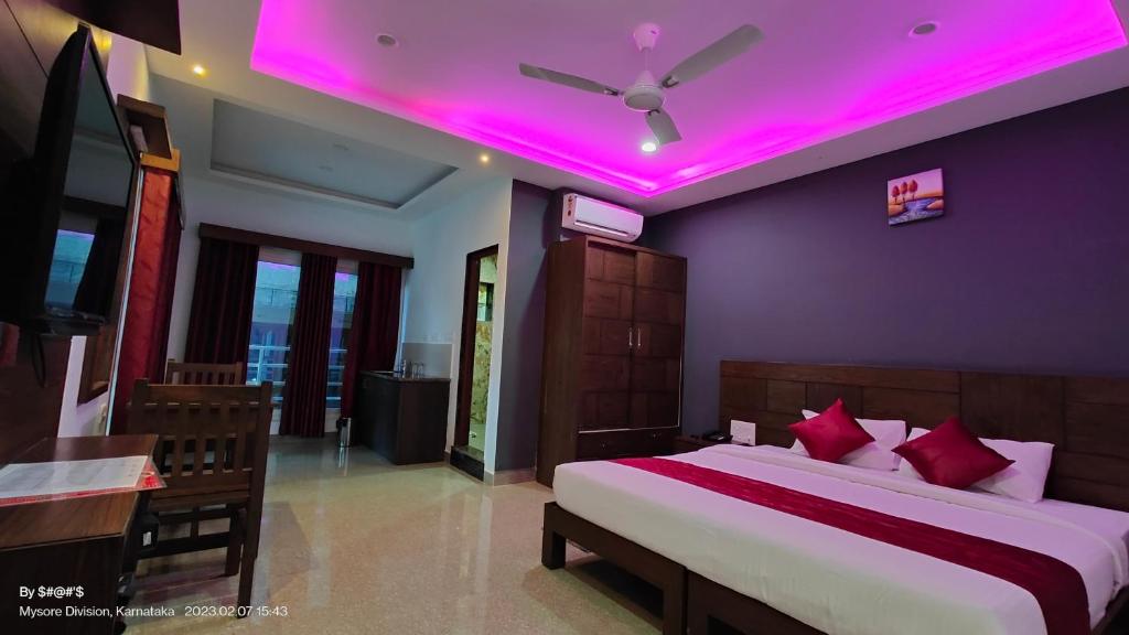 hotels with balcony in Madikeri