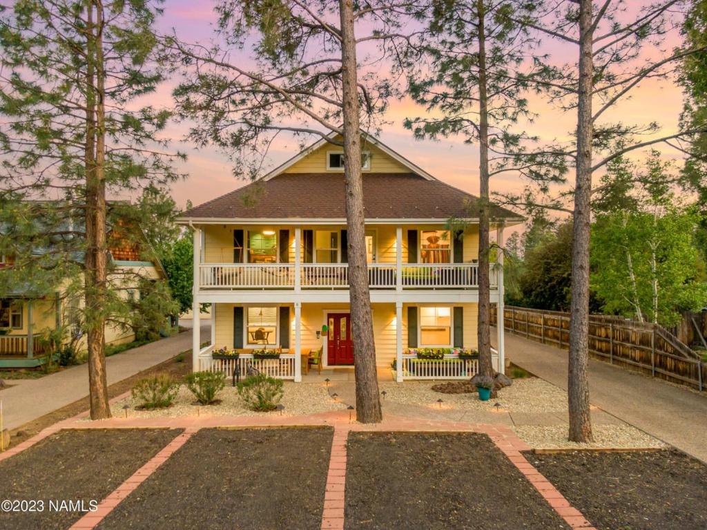 hotels with balcony in Flagstaff