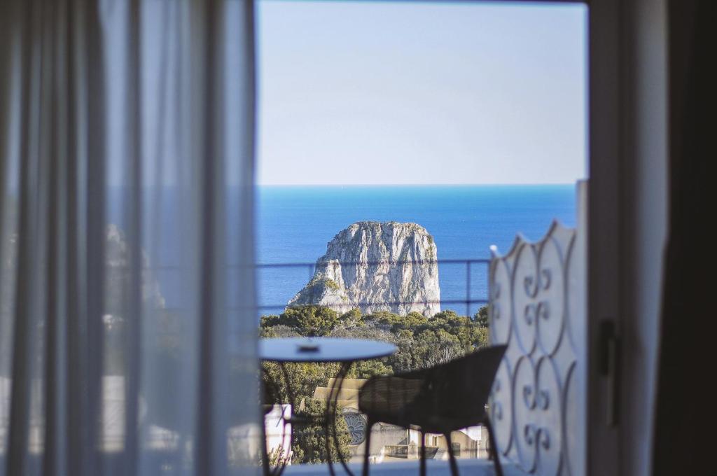 hotels with balcony in Capri