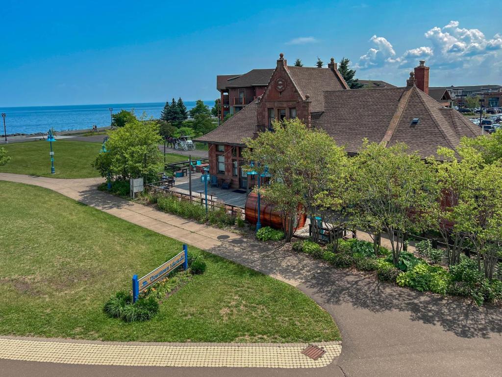 hotels with balcony in Duluth