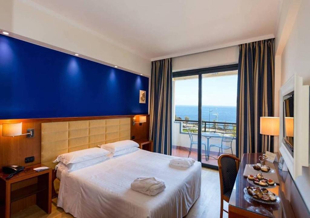 hotels with balcony in Catania