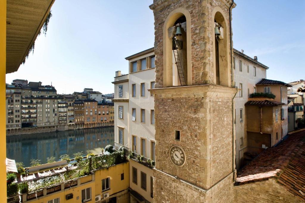 hotels with balcony in Florence Piazza Della Signoria