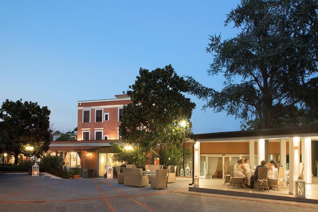 hotels with balcony in Napoli