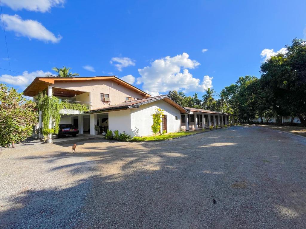 hotels with balcony in Kataragama