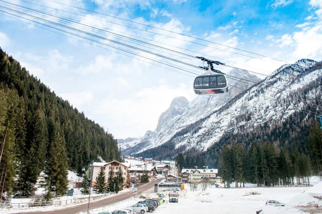 hotels with balcony in Canazei