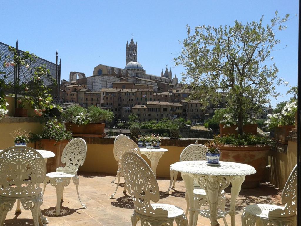 hotels with balcony in Siena Gaia Fountain