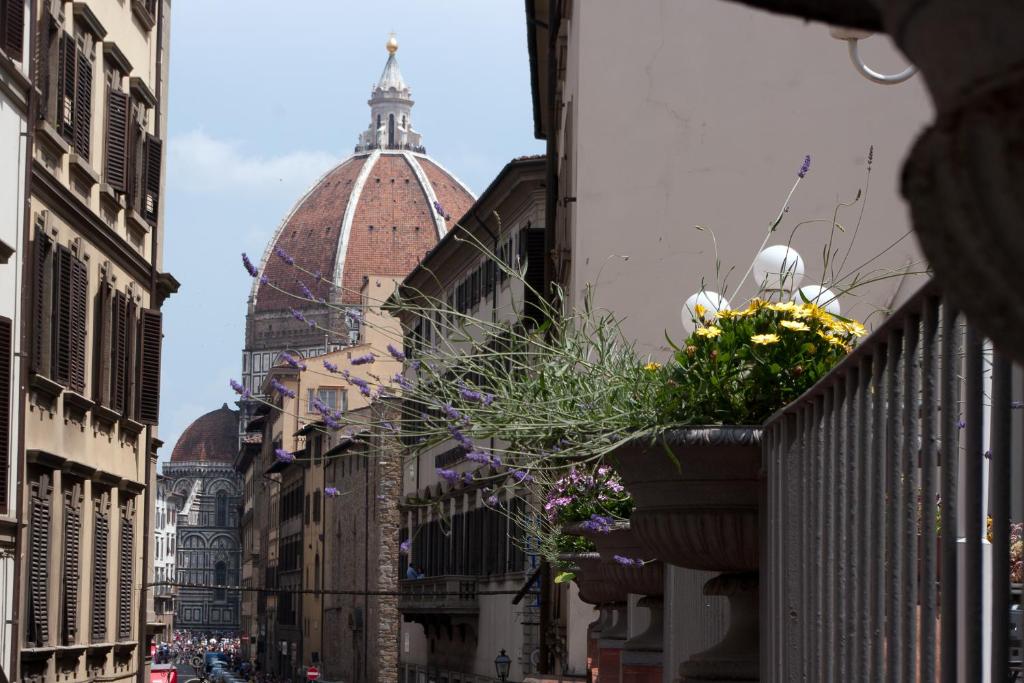 hotels with balcony in Florence Piazza Della Signoria