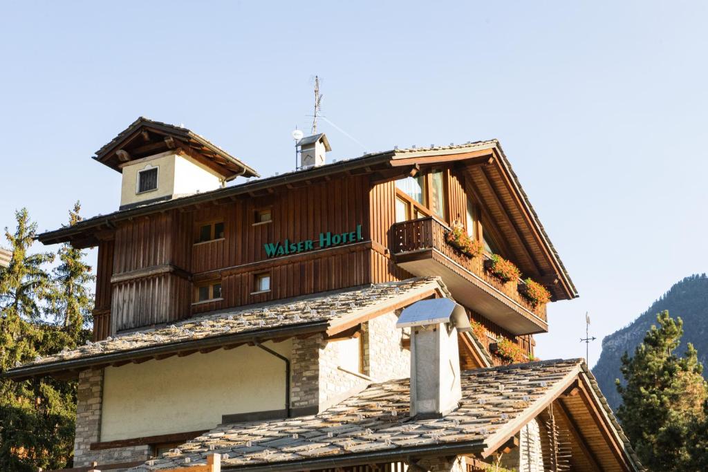 hotels with balcony in Courmayeur