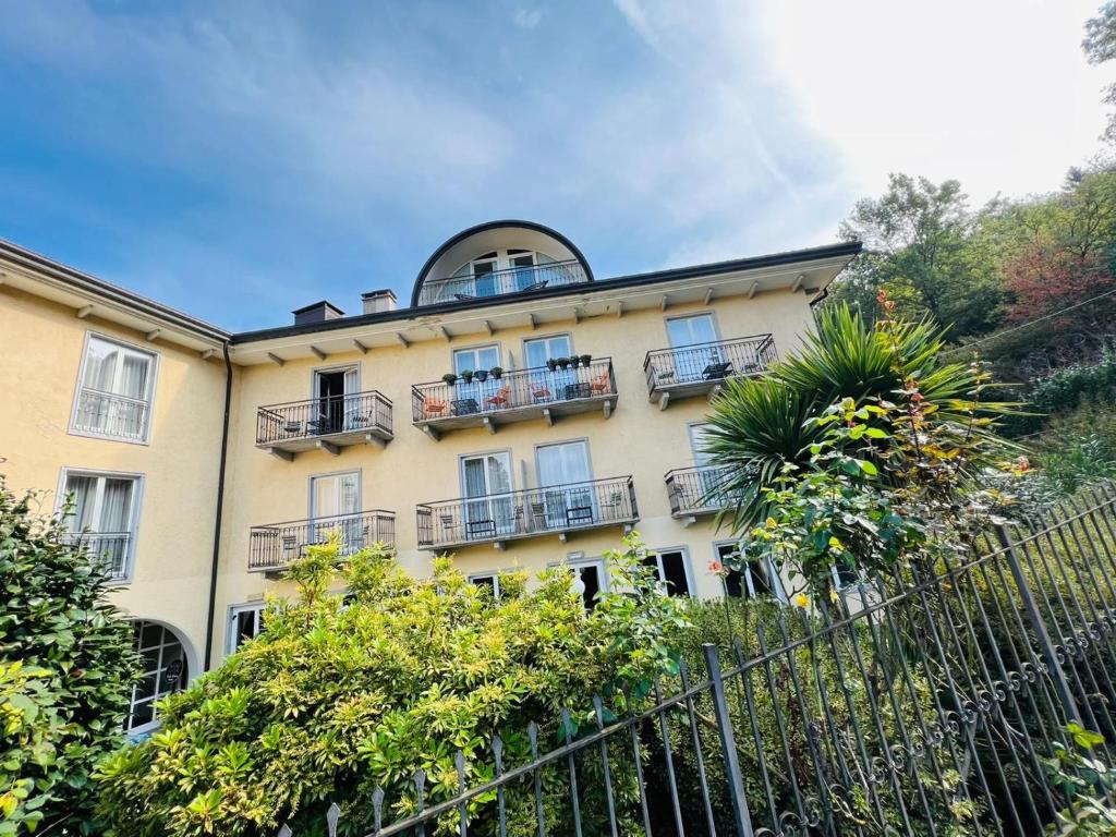 hotels with balcony in Lake Orta