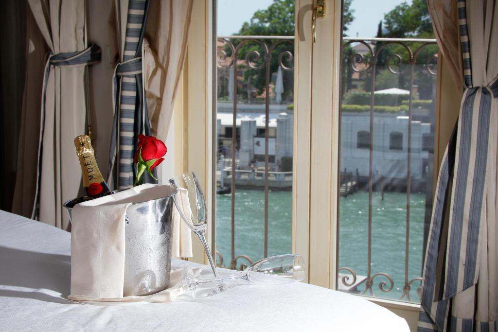 hotels with balcony in Venice Gallerie Dellaccademia