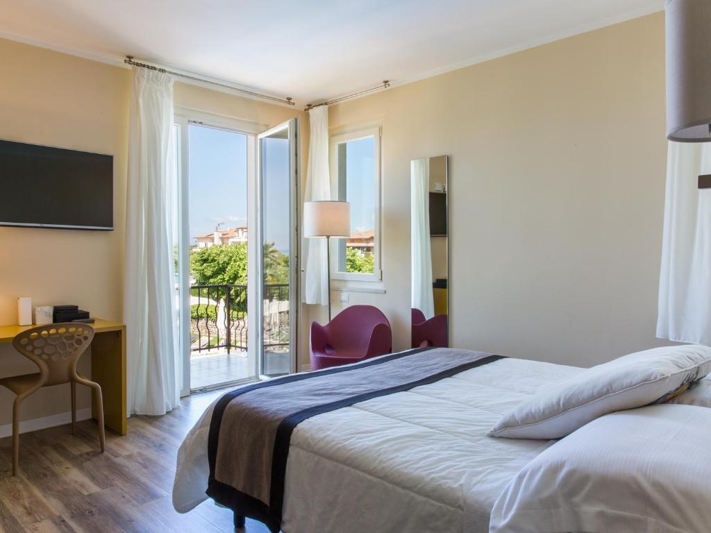 hotels with balcony in Bardolino