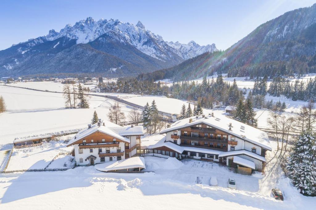 hotels with balcony in Dobbiaco