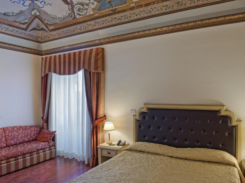 hotels with balcony in Catania City Centre