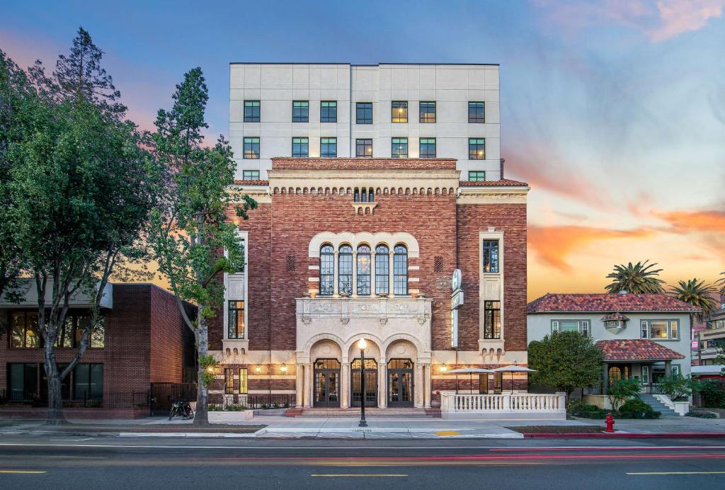 hotels with balcony in Sacramento