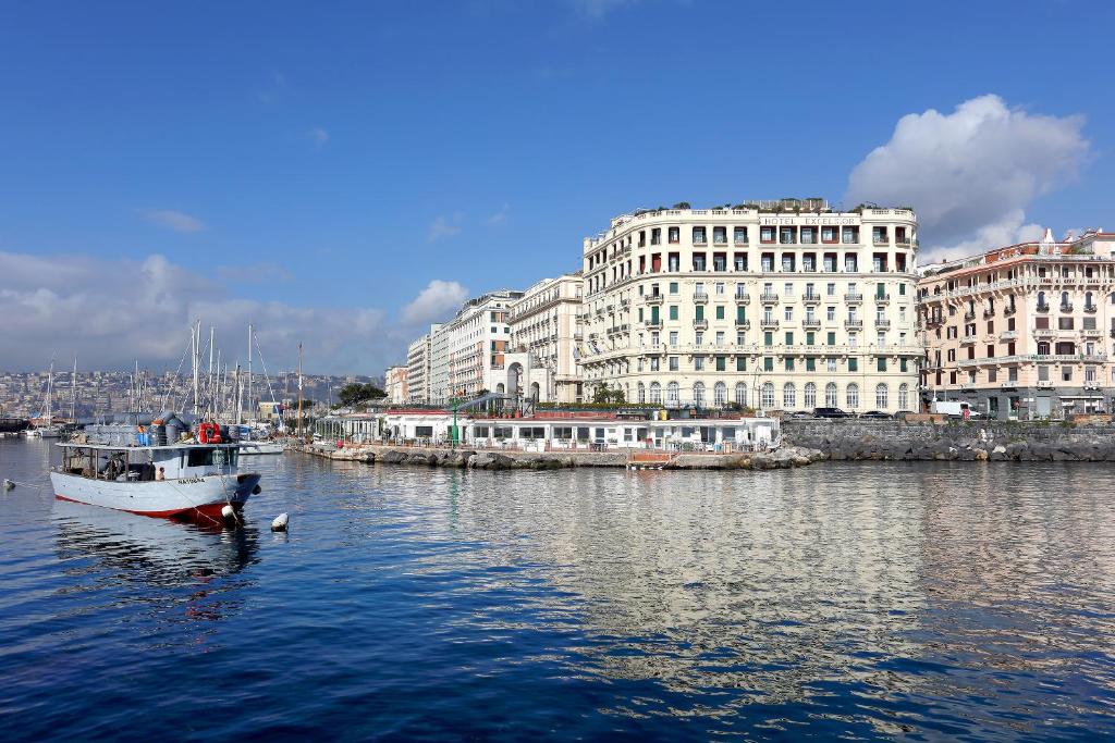 hotels with balcony in Napoli