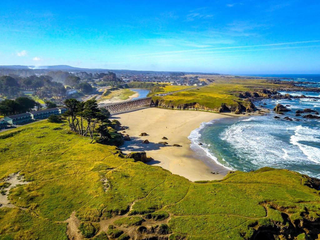 hotels with balcony in Fort Bragg