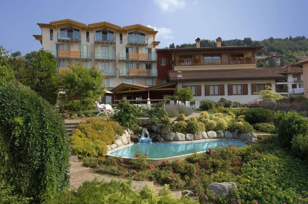 hotels with balcony in Lake Iseo