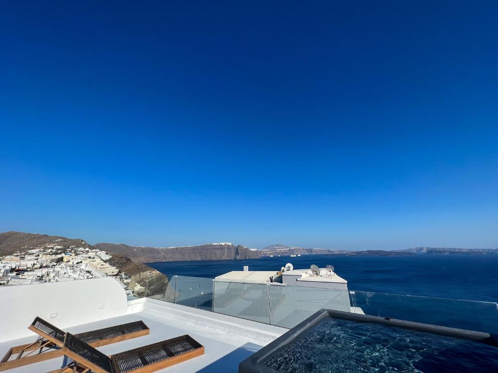 hotels with balcony in Oia Oia Sunset Photo Point