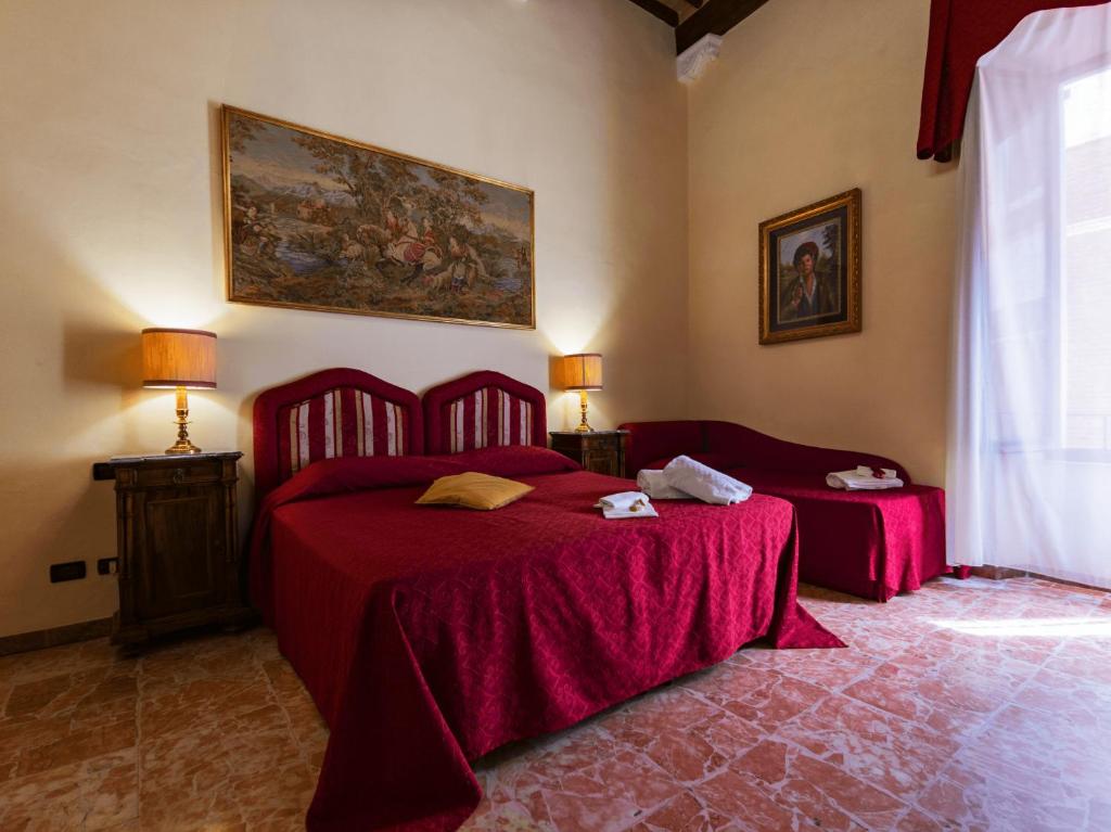 hotels with balcony in Siena Gaia Fountain