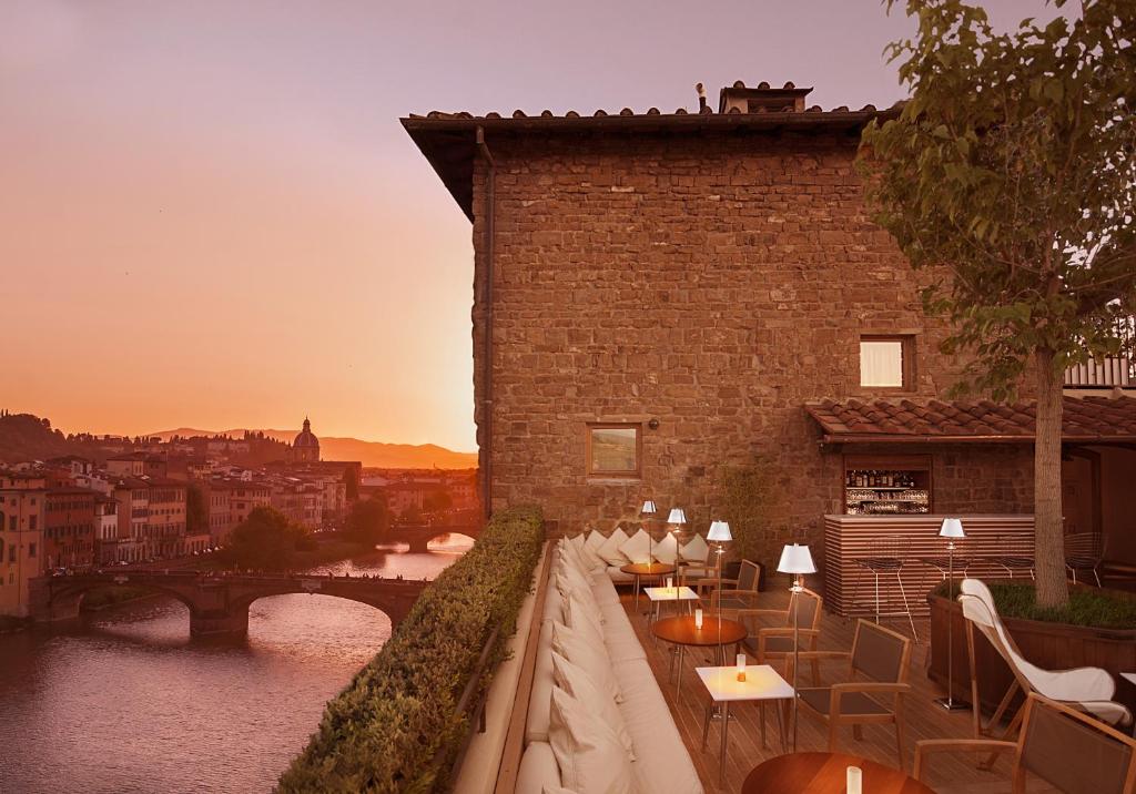 hotels with balcony in Florence Piazza Della Signoria