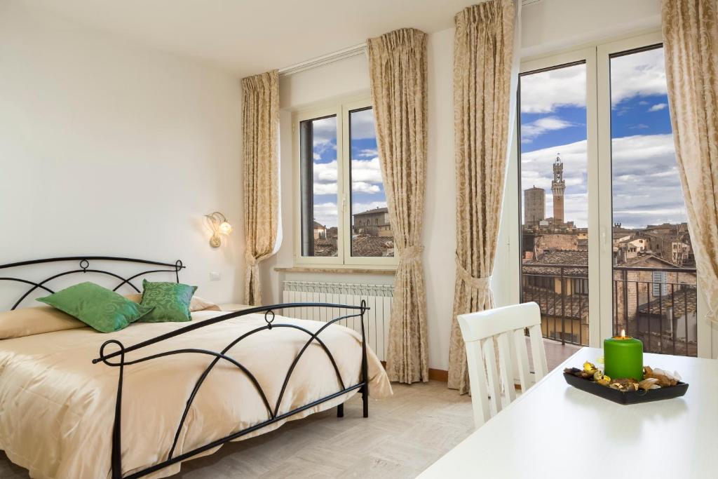 hotels with balcony in Siena Gaia Fountain