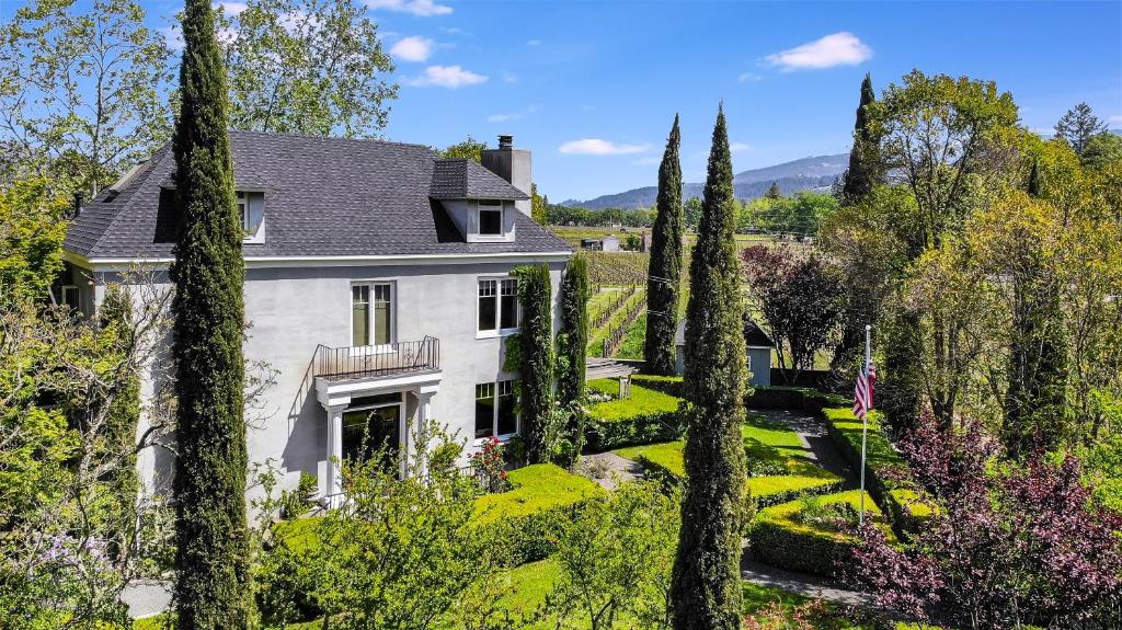 hotels with balcony in Calistoga