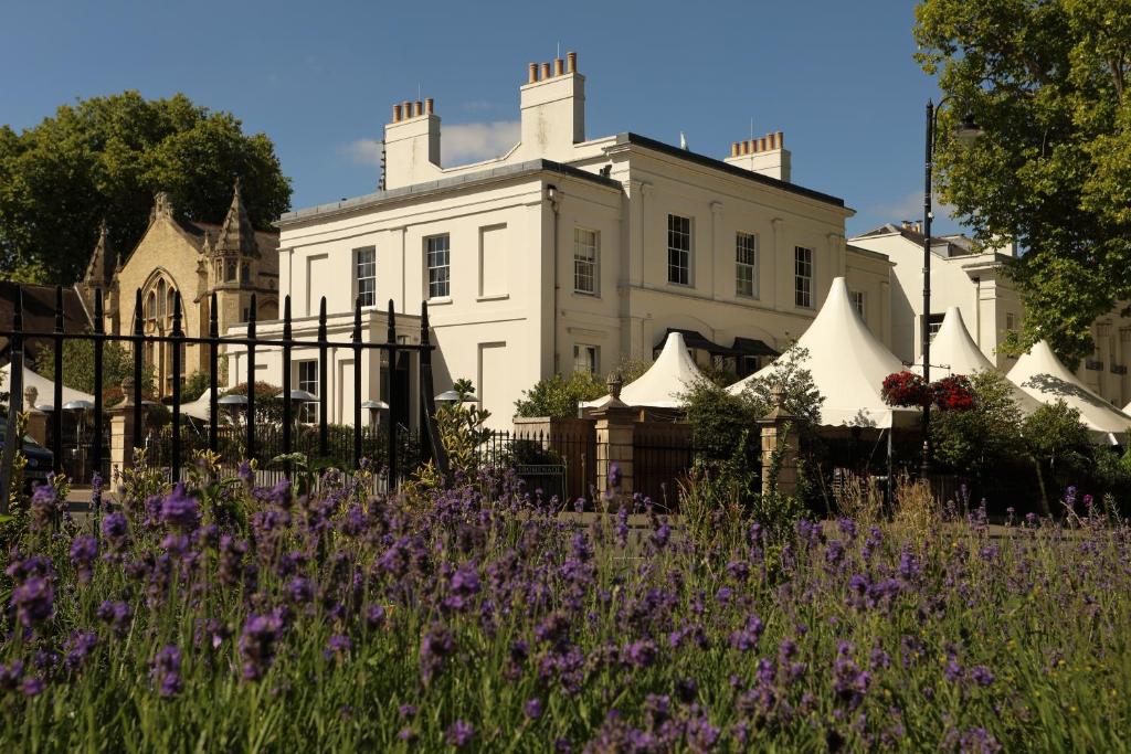 hotels with balcony in Gloucestershire