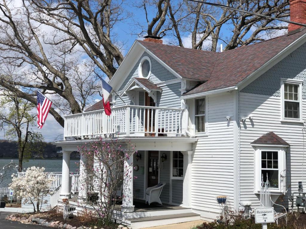 hotels with balcony in Lake Geneva