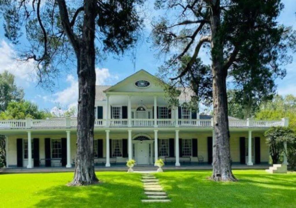 hotels with balcony in Mississippi