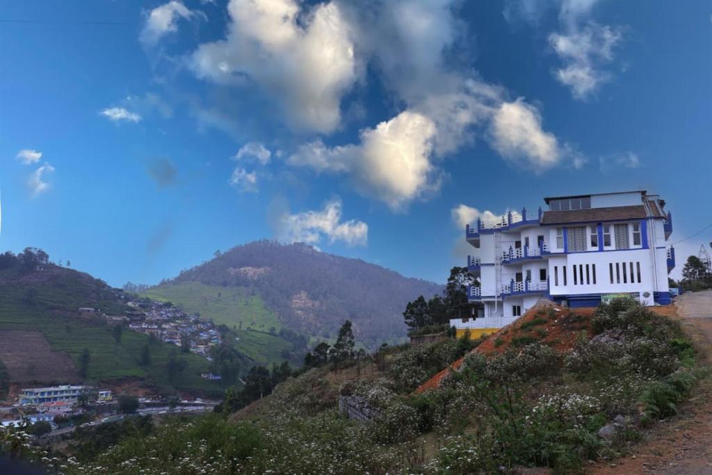 hotels with balcony in Kotagiri