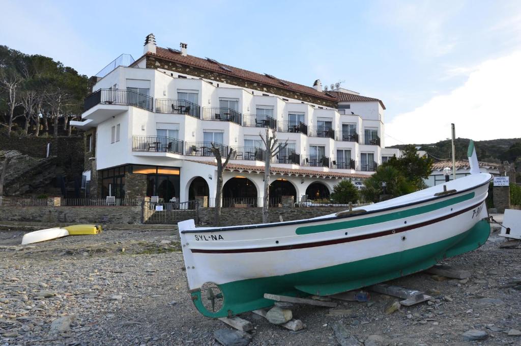 hotels with balcony in Cadaques