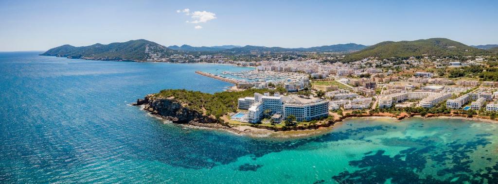 hotels with balcony in Santa Eularia Des Riu