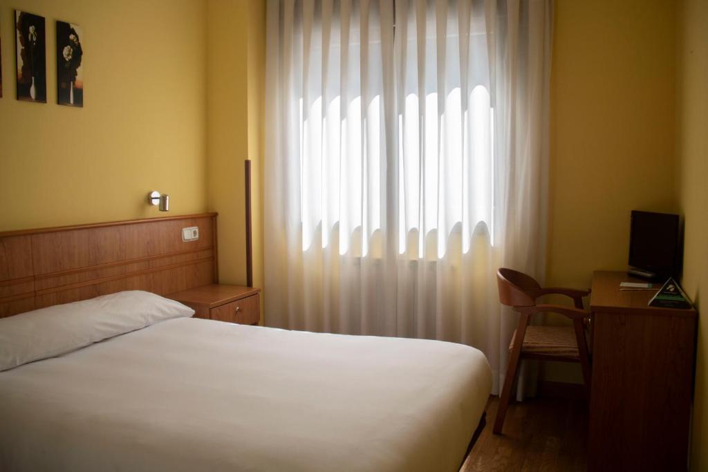 hotels with balcony in Oviedo