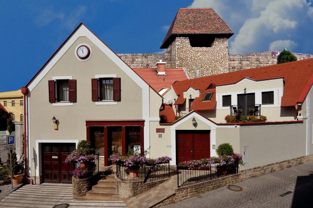 hotels with balcony in Eger