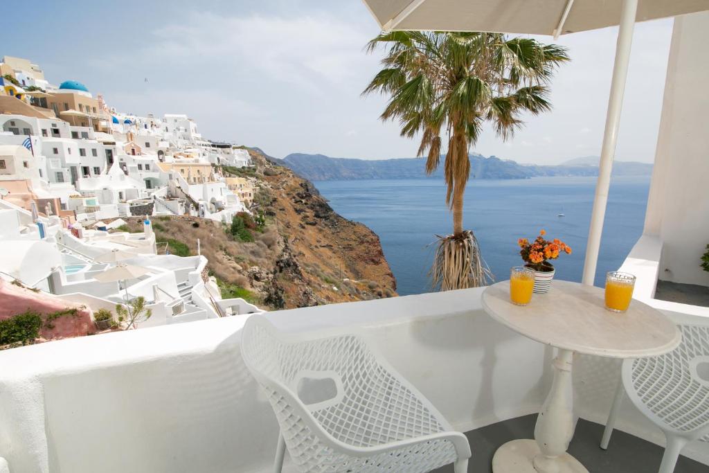 hotels with balcony in Oia