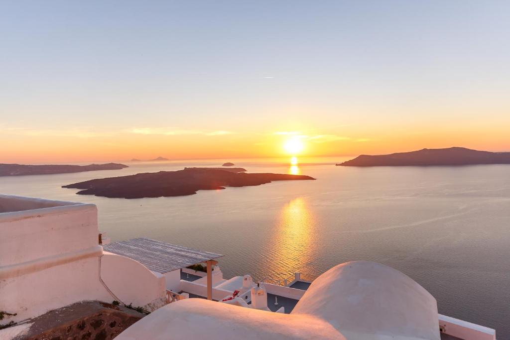 hotels with balcony in Firostefani